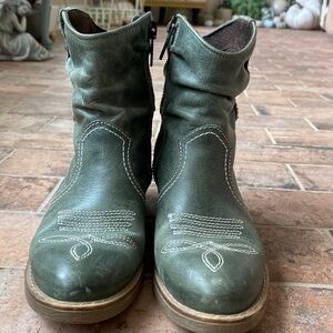 Sundance slouch leather ankle boots, size 39 cowboy boots, western boots green